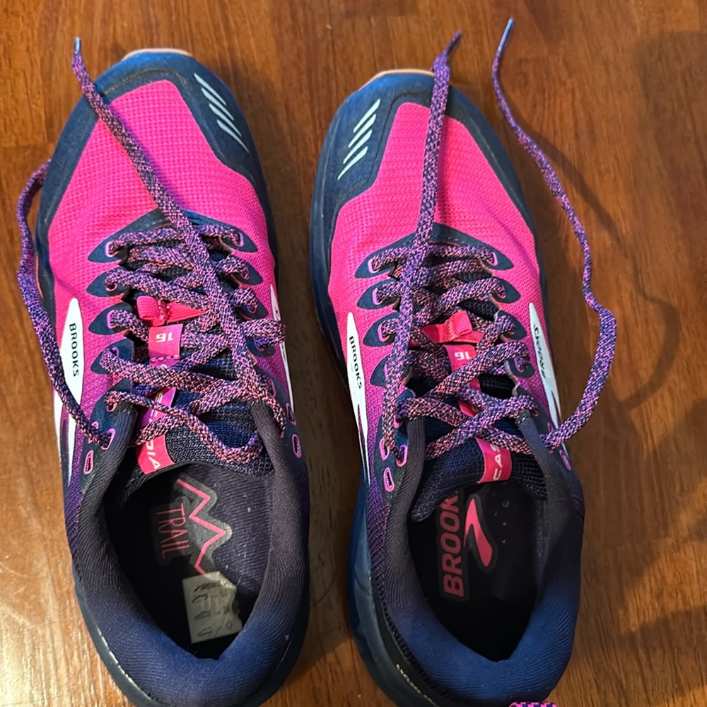 Brooks Cascadia size woman’s 8.5 medium